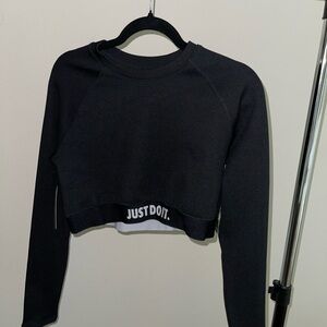 Nike Black cropped workout pullover